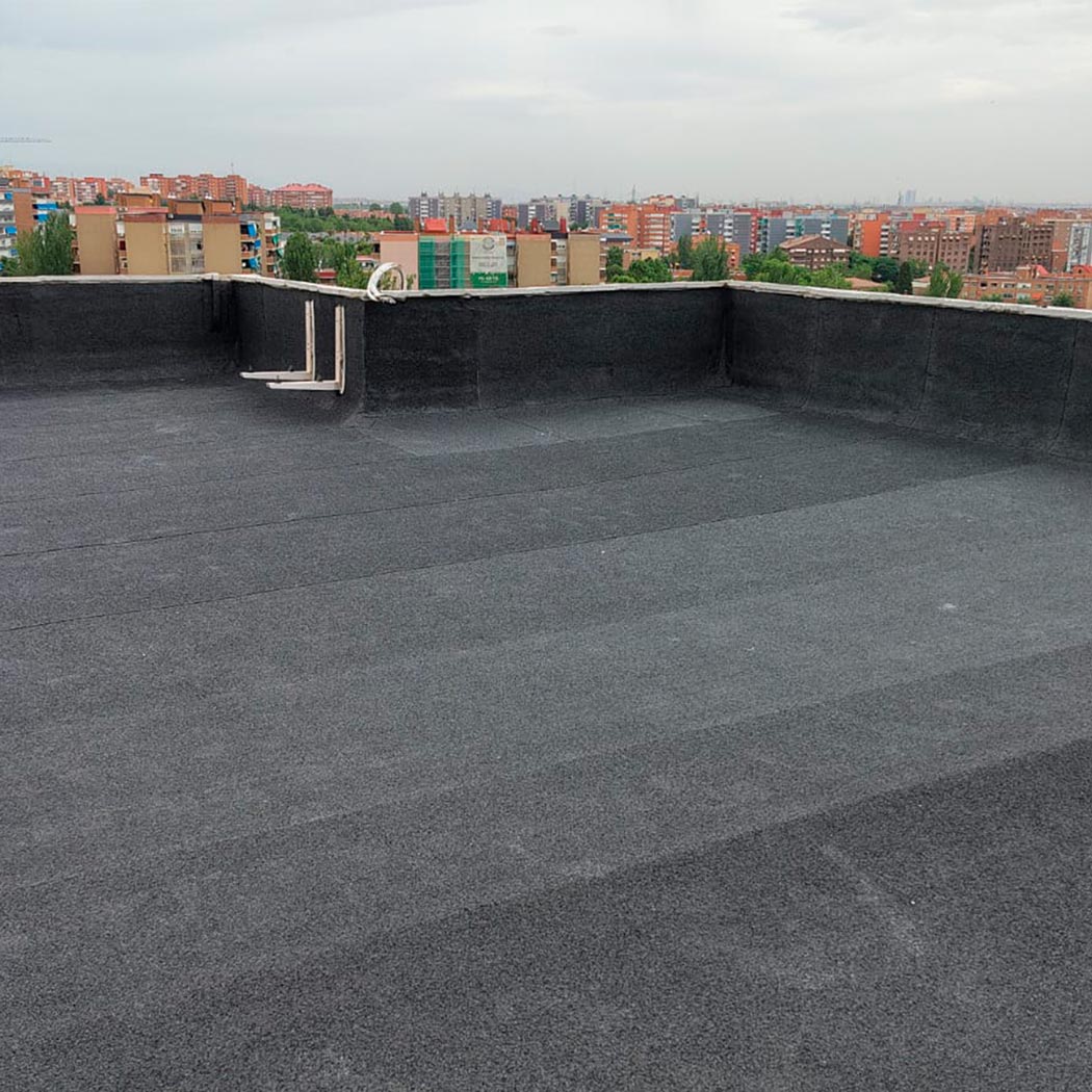 Instalación de tela asfaltica en un tejado.